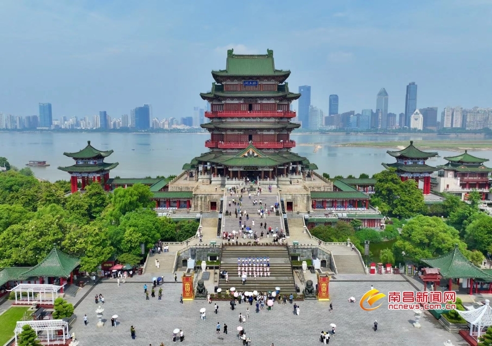 景区内秩序井然,游客们沉浸在南昌历史与自然的和谐之美中.