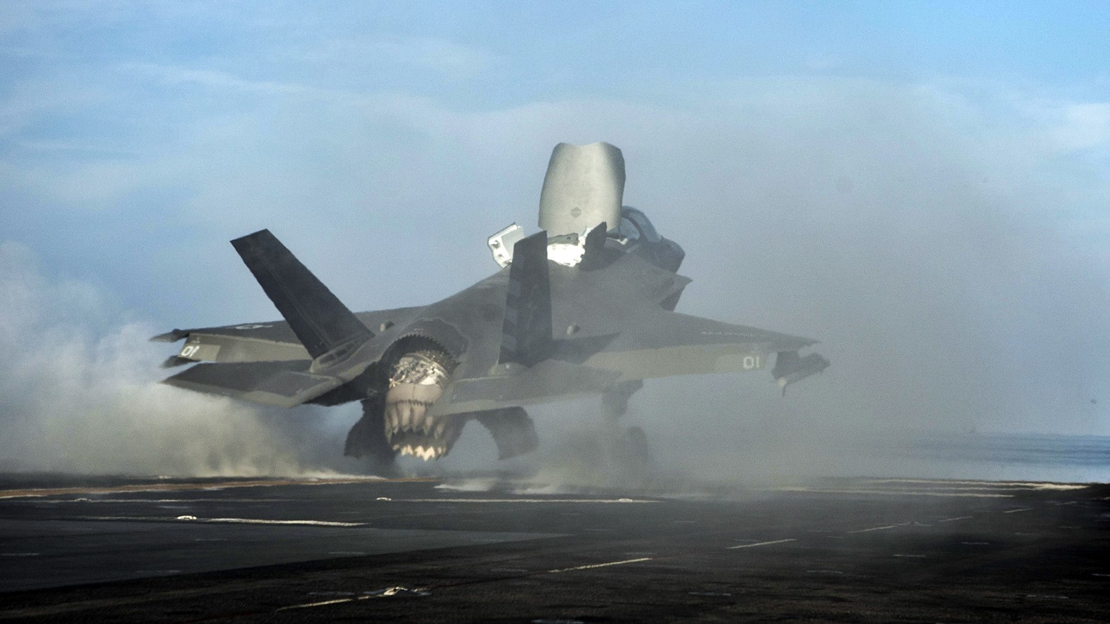 在大多数情况下,F-35B起飞仍需要一段滑跑距离,否则会极大影响航程和载弹量。(图为F-35B型战机正在起飞)