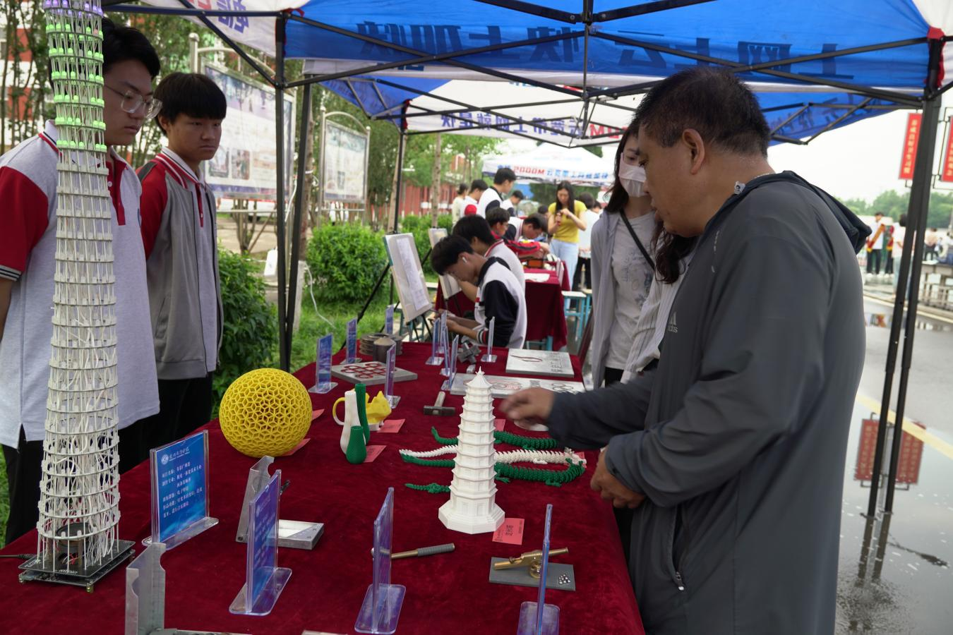 定州技师学院机电一体化专业技术成果展示。李征航摄