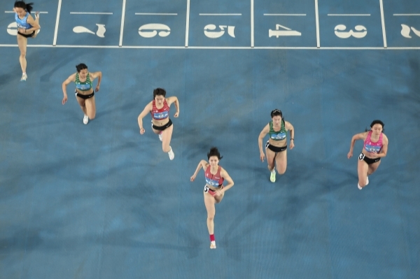 3月17日，湖南湘煤田径队选手夏思凝（第5道）获得2024年全国室内田径大奖赛第四站比赛女子60米栏冠军。图/新华网