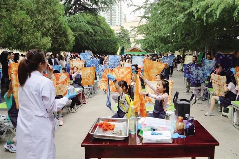 省博开展“我在甘博修文物——‘邂逅扎染,布里生花’”活动