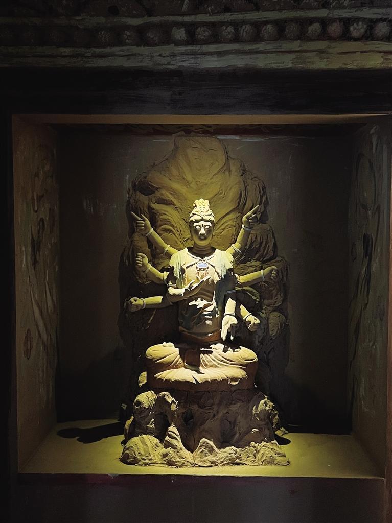 许林及其团队复原出有佛头的造像