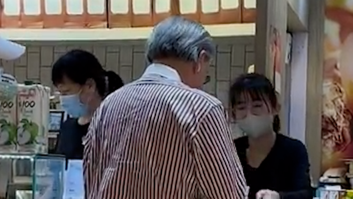 霍启刚78岁父亲买蛋挞被拍，红条纹衫又潮又帅，没保镖 ！年轻像60封面图