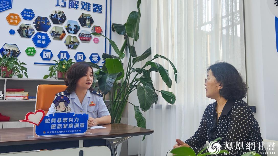 张掖市甘州区税务局第一税务分局局长田铃（左）为纳税人解答问题