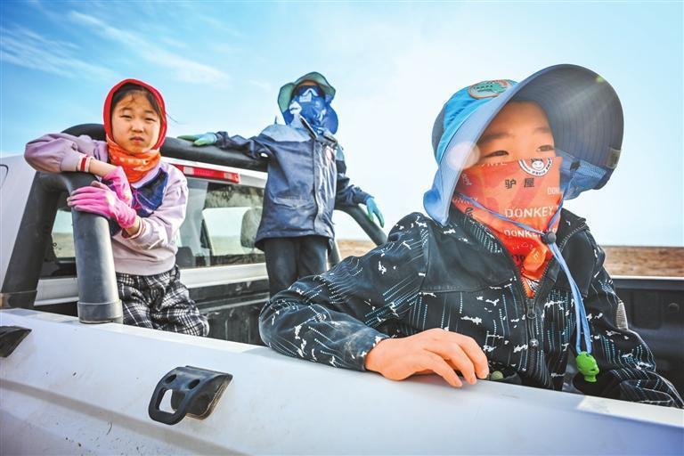 乘坐送水车前往生态林种植基地