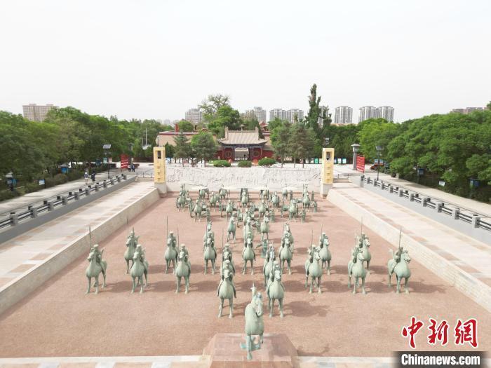 5月16日,在雷台汉墓景区内航拍下的铜车马仪仗佣。 戴文昌 摄