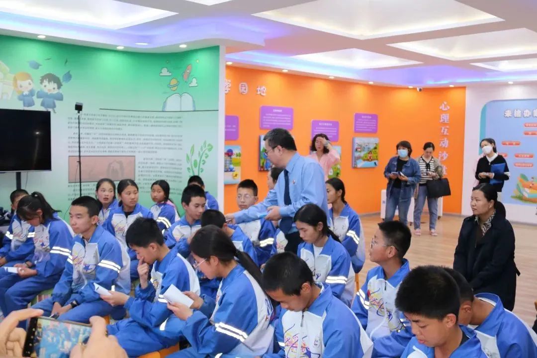 △在青少年法治教育基地，检察干警正在向同学们讲解法律知识。