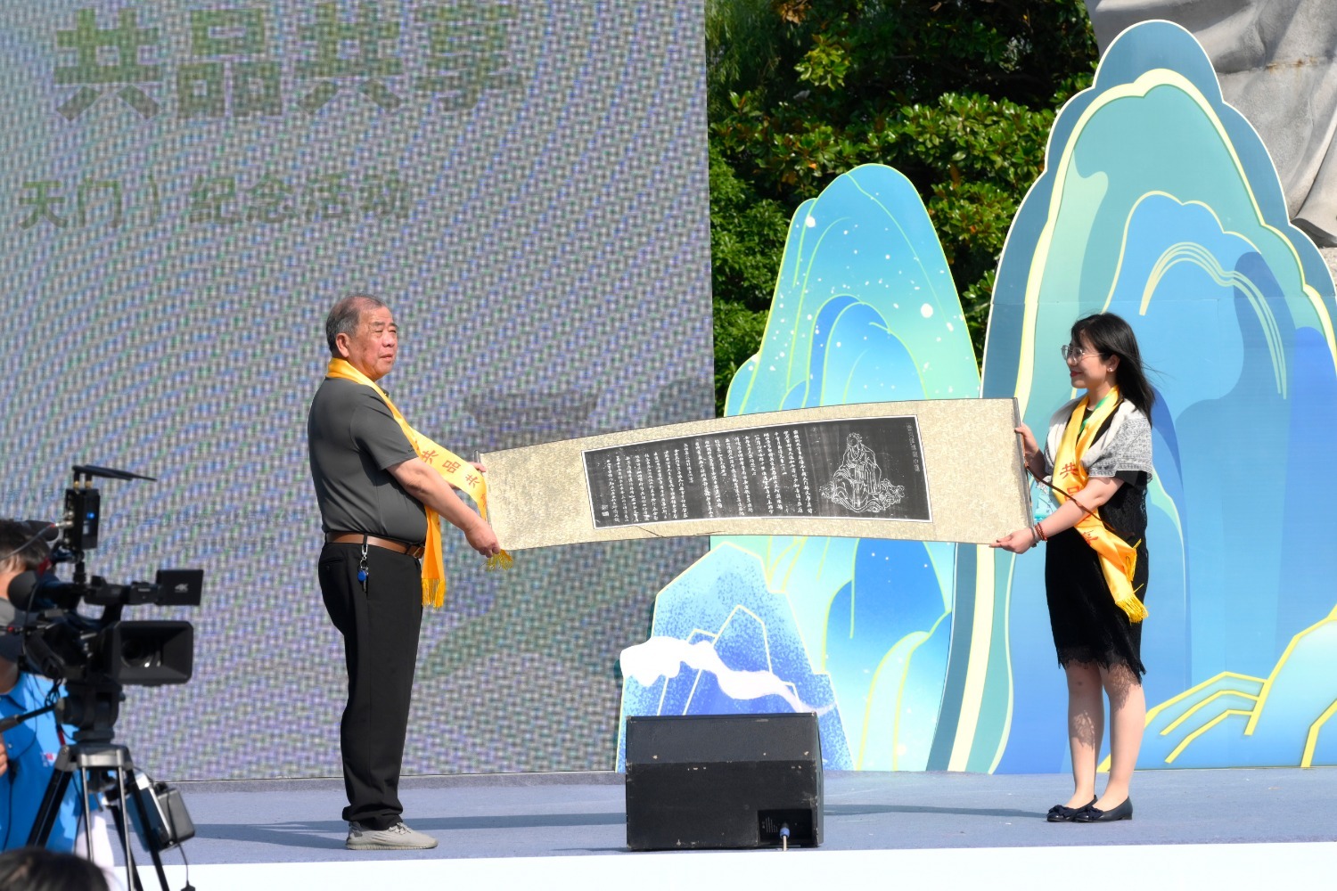 天门陆羽研究会名誉会长肖孔斌向中国茶叶博物馆赠送“陆羽像拓片”