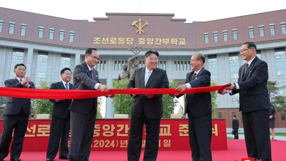 朝鲜劳动党中央干部学校竣工，金正恩剪彩