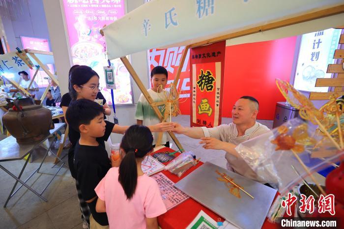 孩子们体验非遗项目“倒糖人”。李浩 摄