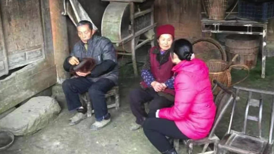 儿子被拐，母亲却和人贩子父母处成“家人”，只为得到一点点线索