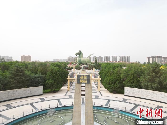 5月16日,航拍下的雷台汉墓景区铜奔马雕塑。戴文昌 摄