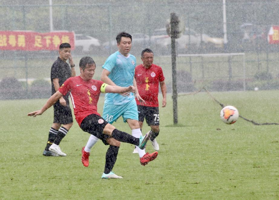 彭伟国雨战尽显南派足球风采