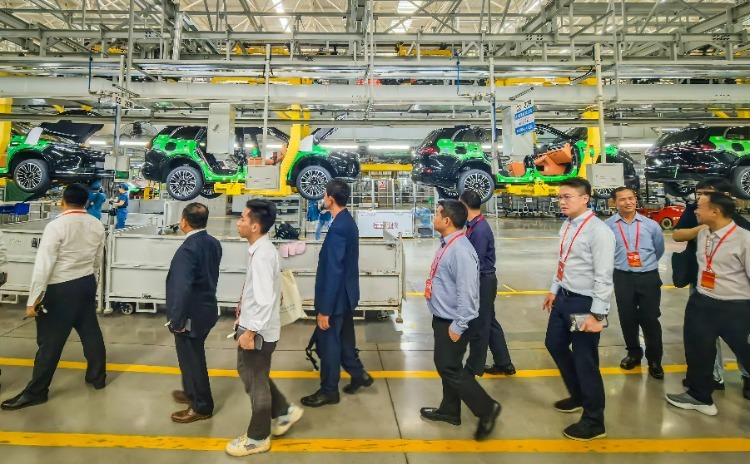 5月23日，嘉宾正在参观赛力斯汽车凤凰智慧工厂生产线。记者 龙帆 尹诗语 摄