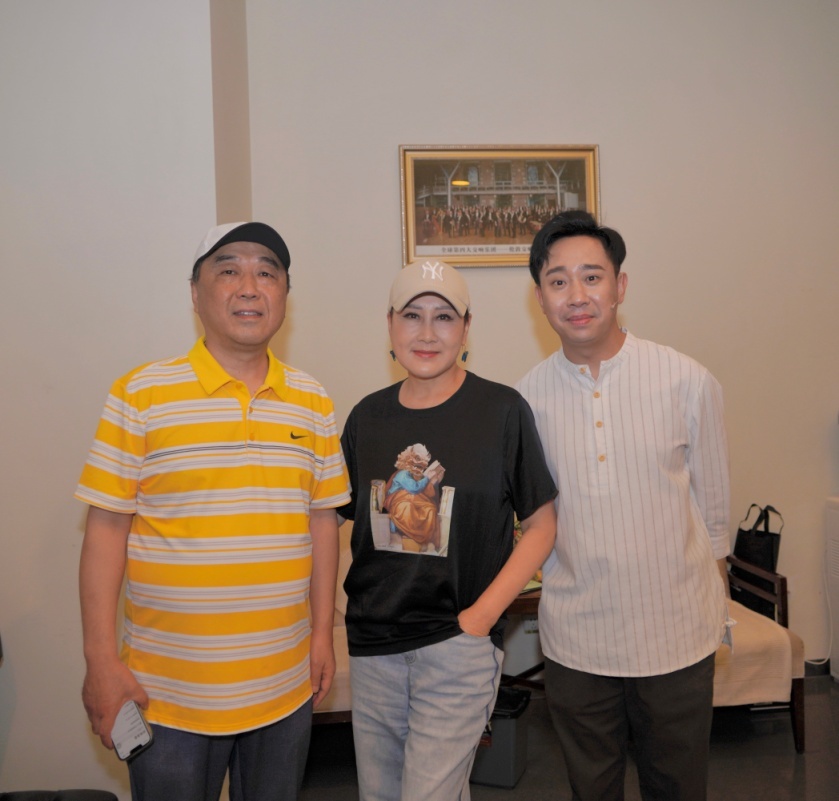 本文作者与老朋友张凯丽、白凯南交流后留影