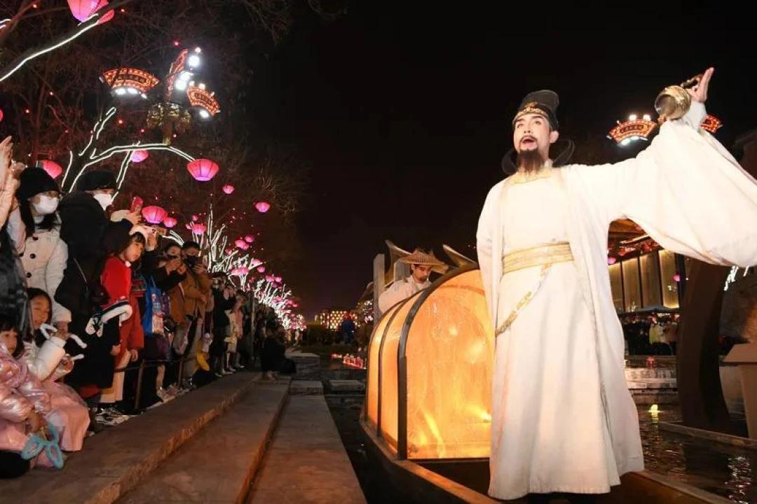 ▲在大唐不夜城，意气风发的“李白”为市民和游客带来精彩的诗歌演绎。（资料图）