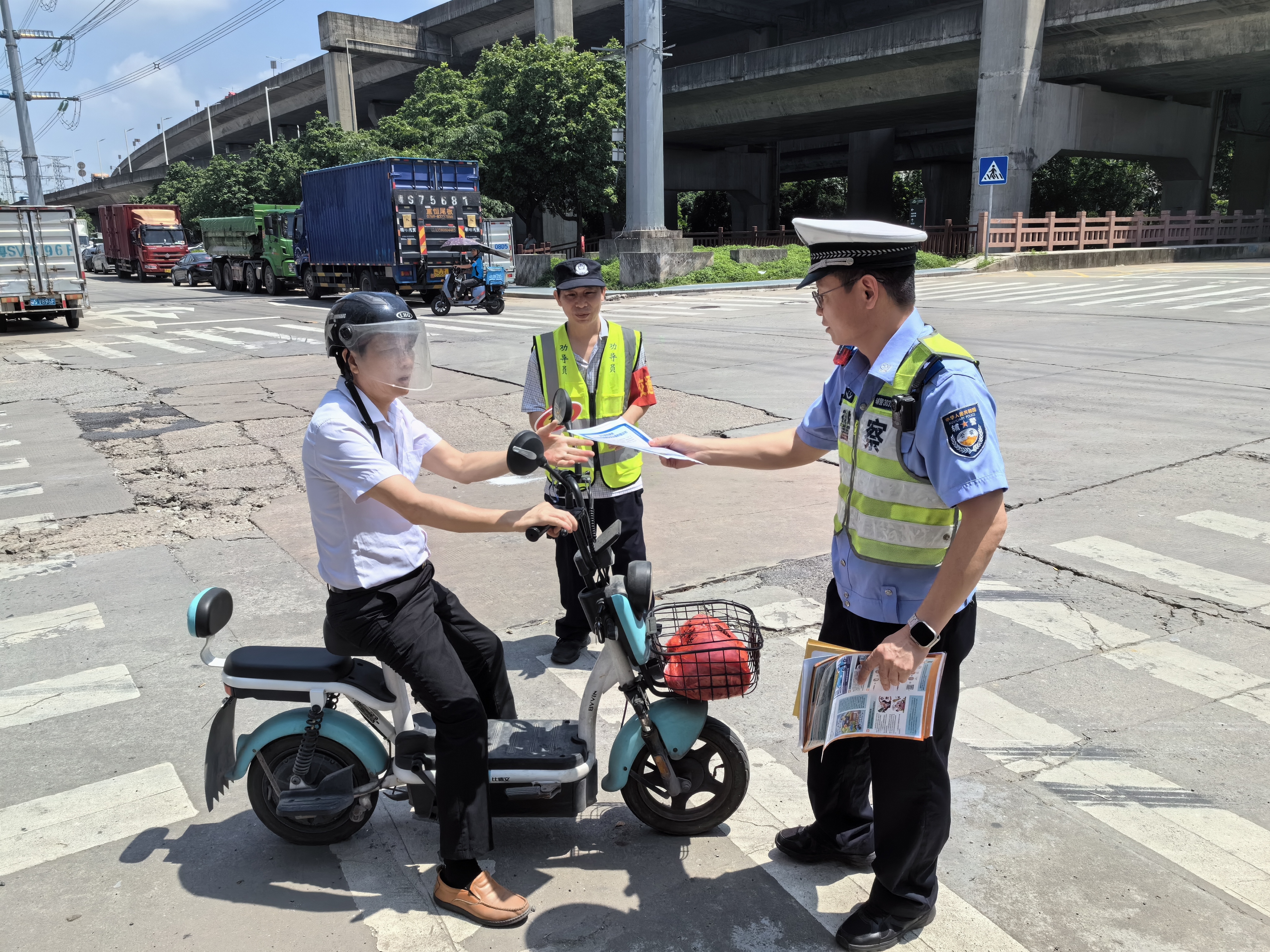 东莞交警石碣大队联合劝导员开展交通安全劝导活动