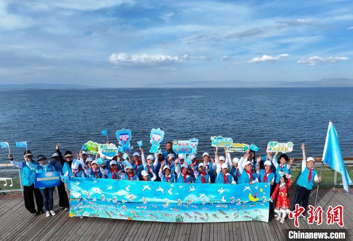 青海湖畔“微课堂”：小学生共话共绘共吟裸鲤