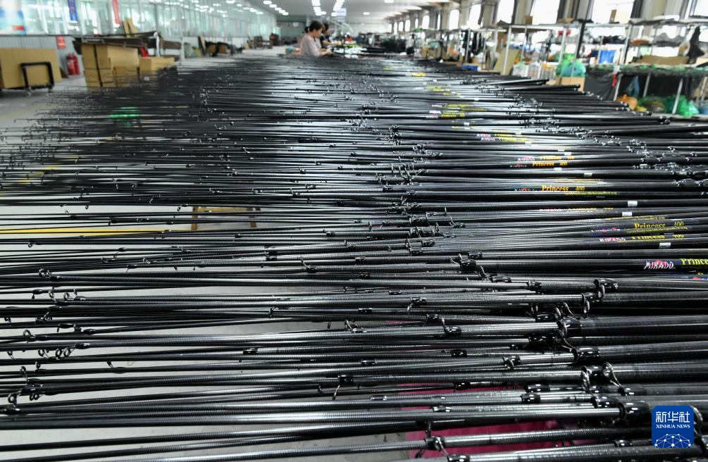 5月22日，工人在河北省肃宁县一家鱼竿企业的生产车间工作。