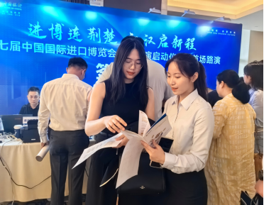 图为路演现场中国银行湖北省分行工作人员为企业代表介绍中行跨境金融服务产品