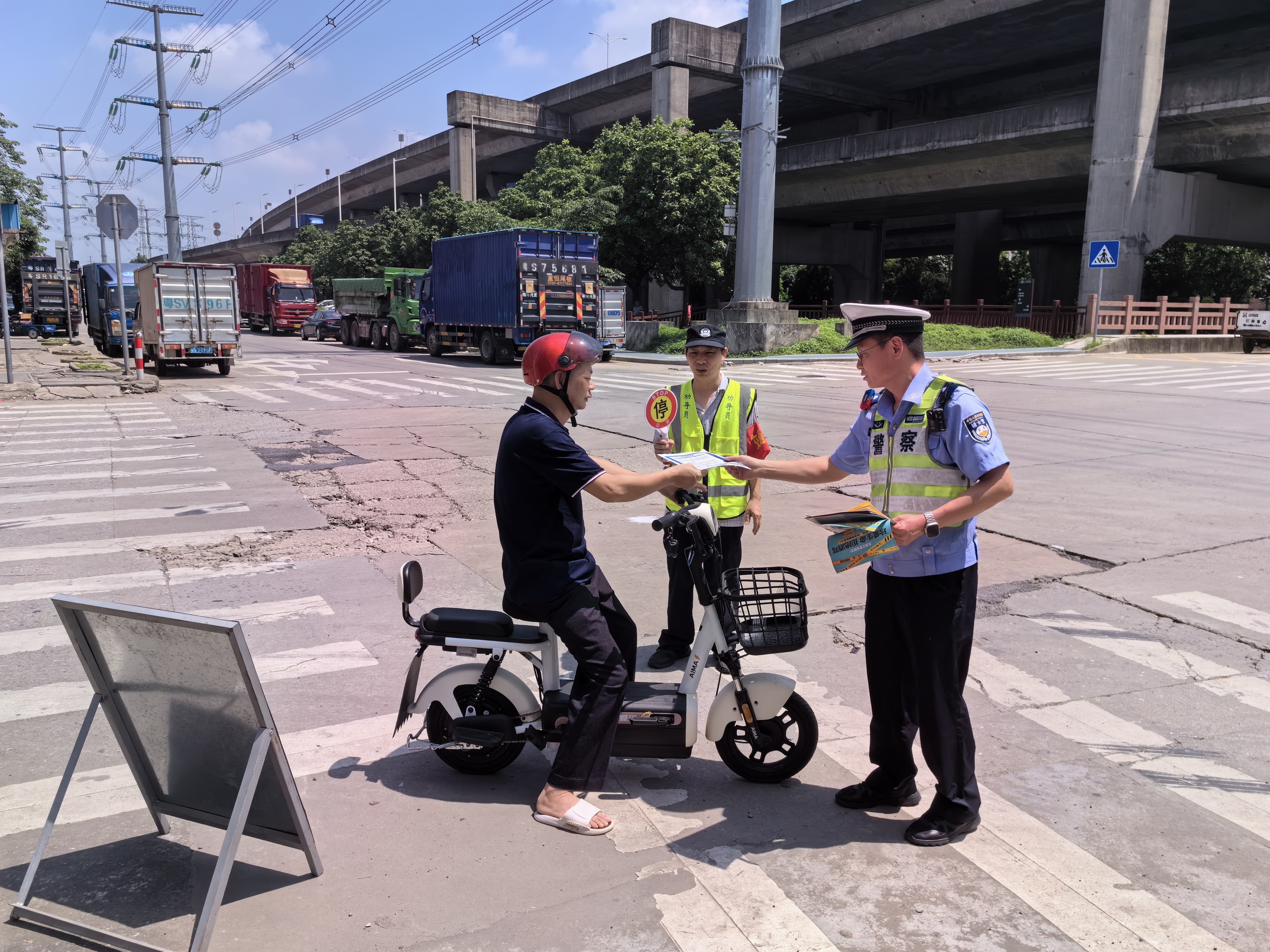 东莞交警石碣大队联合劝导员开展交通安全劝导活动