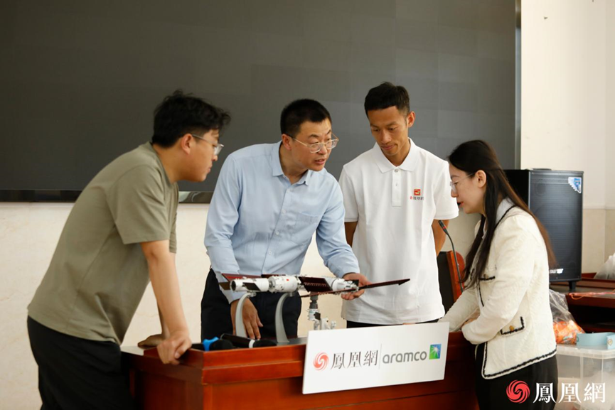 李志文校长与志愿者就中国载人航天工程发展进行交流