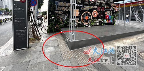 周边的盲道被改得弯弯曲曲。