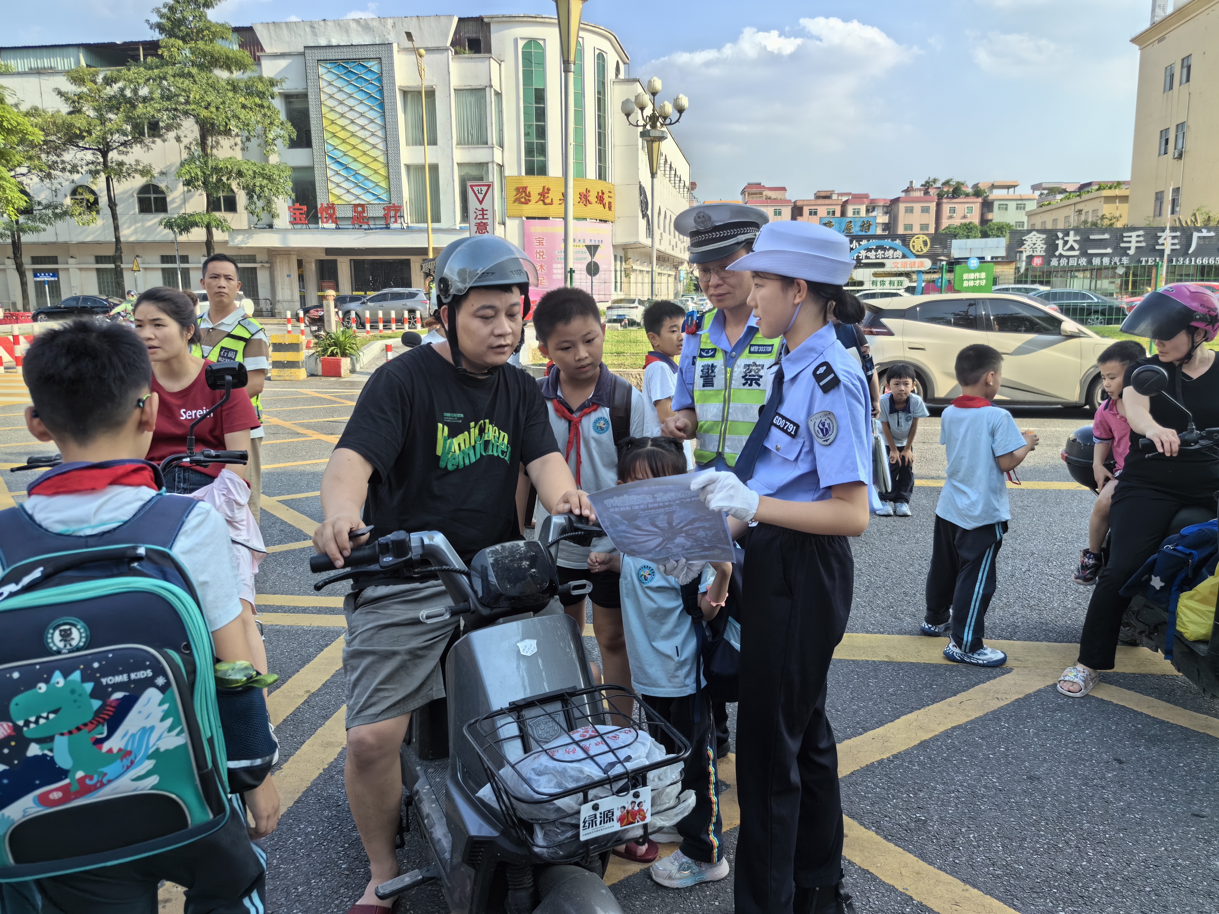 东莞交警石碣大队积极组织"少年小交警 开展交通安全劝导活动