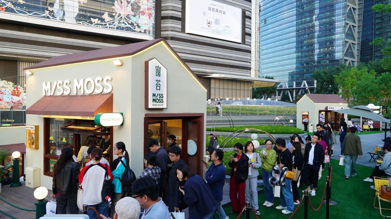 街区商家门前排起了长队