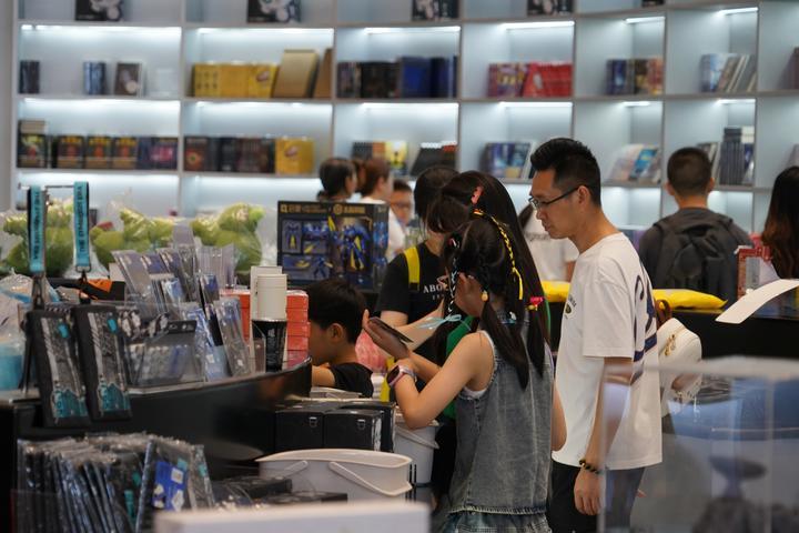 5月18日，游客在成都科幻馆内选购科幻周边产品。新华社记者 杨进 摄
