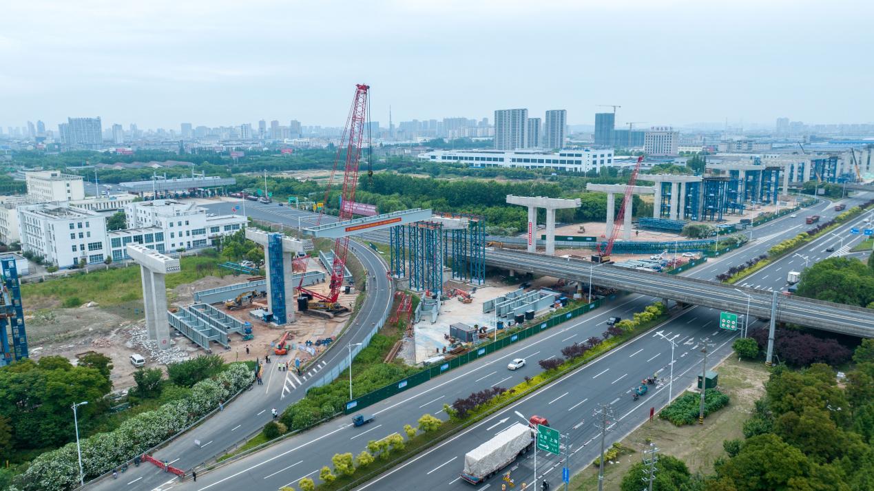 图为施工现场。