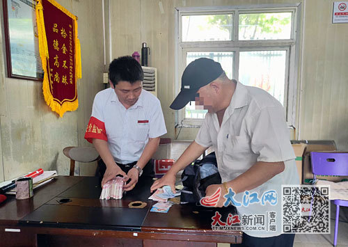 ▲失主罗大爷在认领遗失物品