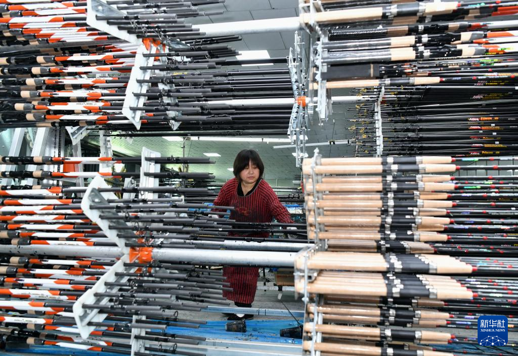 5月22日，工人在河北省肃宁县一家鱼竿企业的生产车间工作。