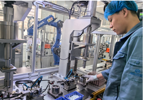 山东山博电机集团有限公司生产车间，工人正在与机器人密切配合生产。（资料图）