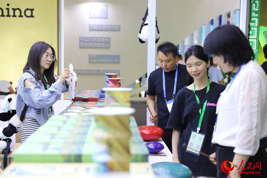 第二十届文博会上，观众咨询文创台灯产品。人民网　刘森君　摄