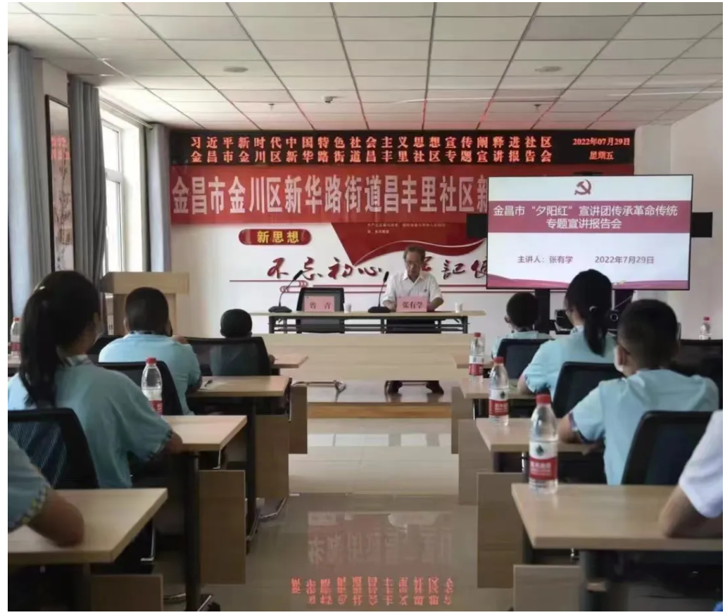 △金昌市“夕阳红”宣讲团成员张有学正在向青少年讲述中国共产党的成长发展历程