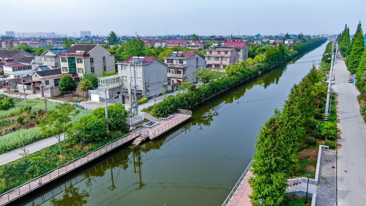 图为整治后的河道。