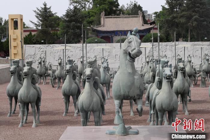 5月16日,近距离参观“铜奔马”。 戴文昌 摄