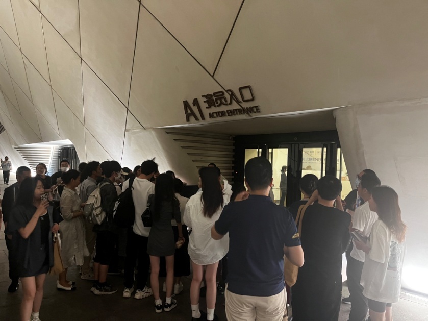 热心观众等待着与演员交流