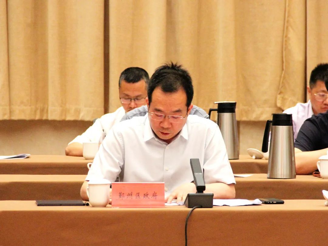 海曙区会上,励成杰通报了全市2024年漠视侵害群众利益问题"预付卡退费