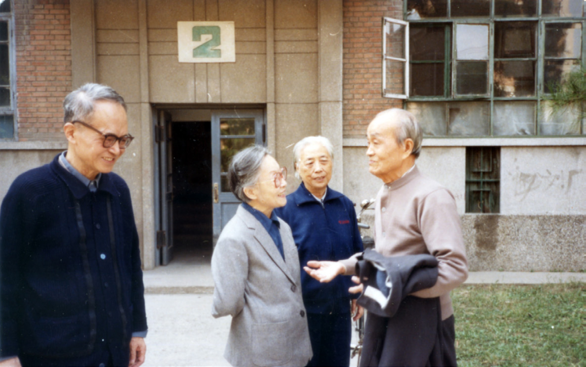 钱锺书、杨绛夫妇和胡乔木、谷羽夫妇（胡木英摄）