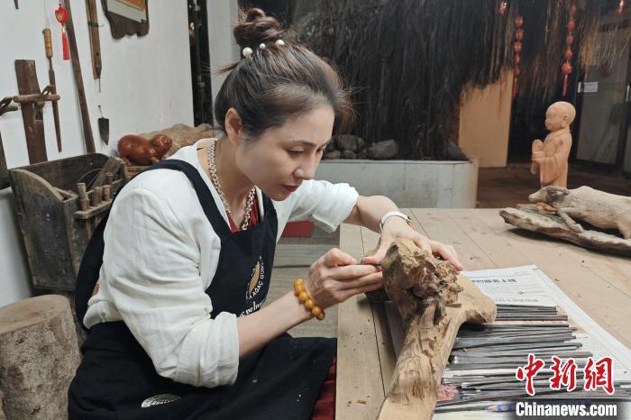 图为张红萍在工作室进行雕刻　吴冠标　摄