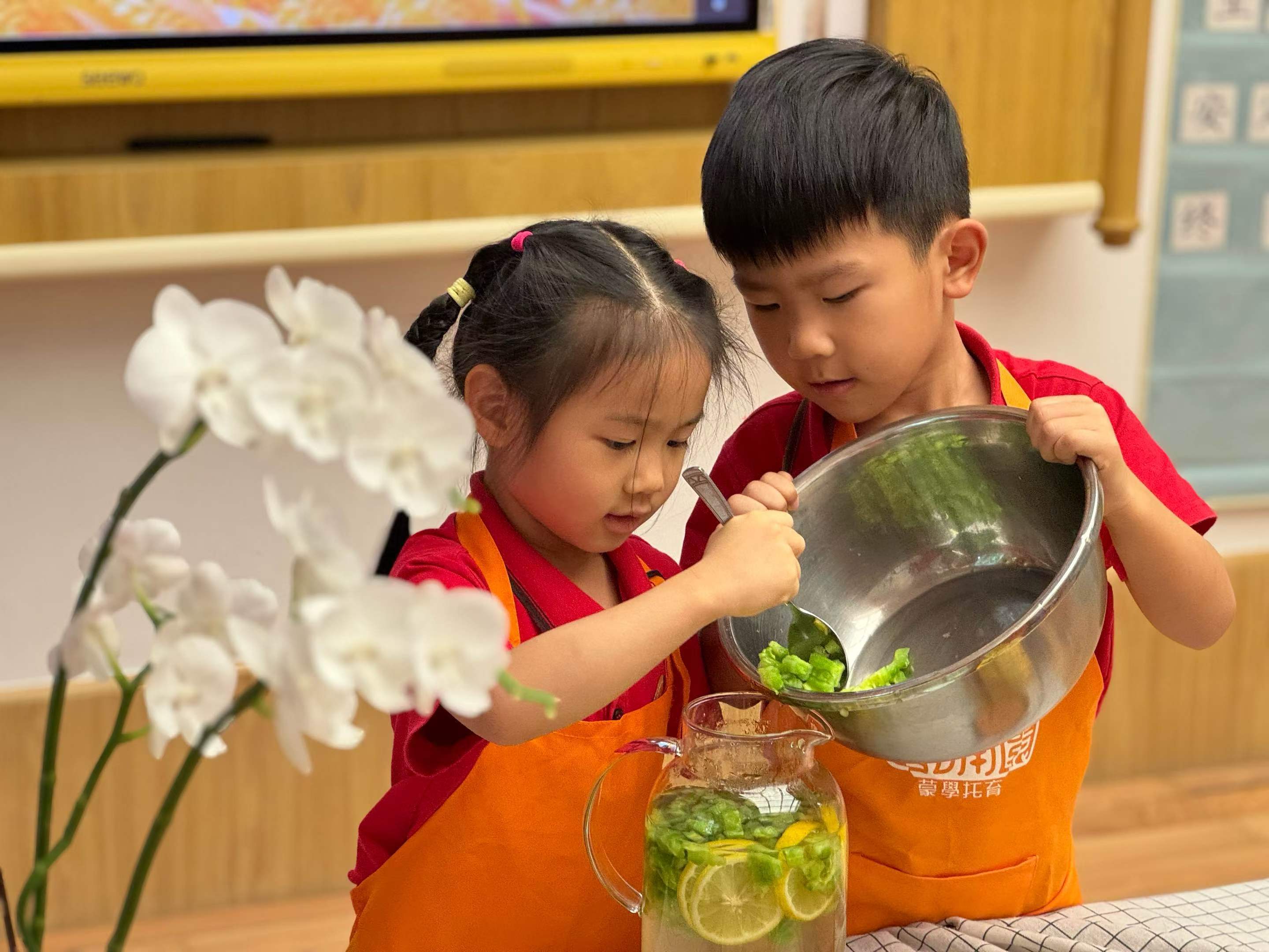 幼儿园孩童亲制艾草薄荷膏，煮苦瓜糖水共庆小满节气