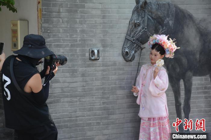 5月18日，摄影师在为“簪花姑娘”拍摄。吕妍 摄