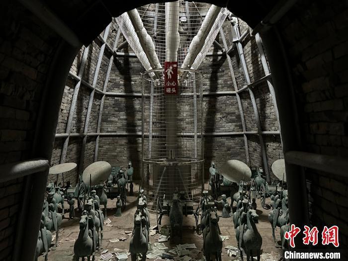 图为雷台汉墓内摆放的铜车马仪仗佣。戴文昌 摄