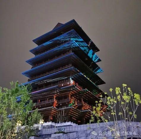 黄河楼坐落在“兰马”起点3公里处