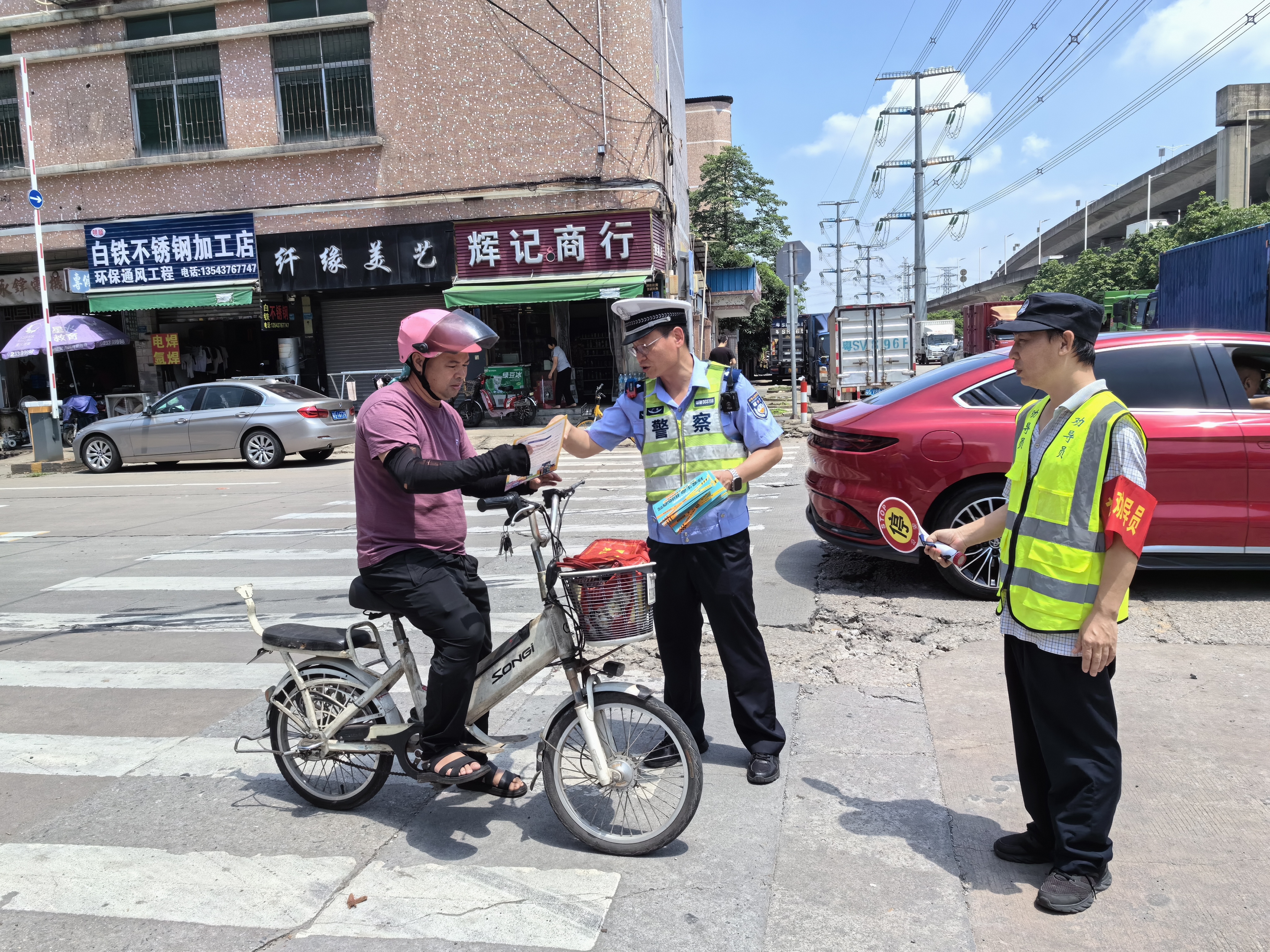 东莞交警石碣大队联合劝导员开展交通安全劝导活动