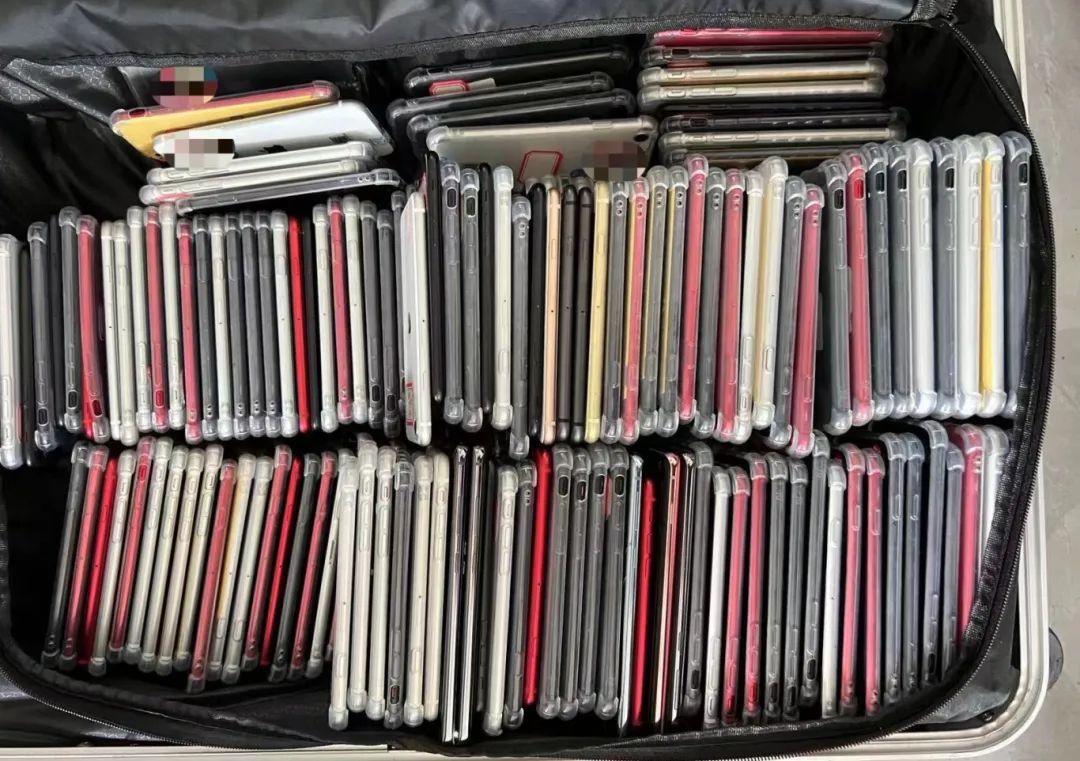 ▲警方在现场查获的大量手机