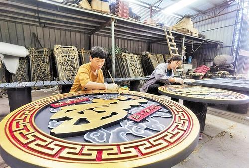 5月13日，邯郸市永年区河北雄岚建材销售有限公司厂区内，女工正进行砖雕彩绘。河北日报记者 陈 正摄