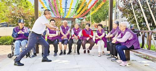 5月15日,在唐山市古冶区怡然安养院养老院里,来此安享晚年的京津老人在户外活动。河北日报通讯员 陶磊摄